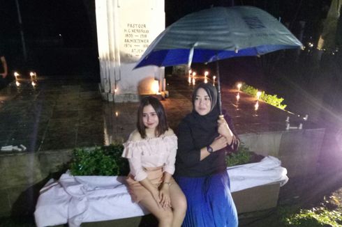 Prilly Latuconsina Jalan-jalan di Taman yang Gelap di Bawah Gerimis