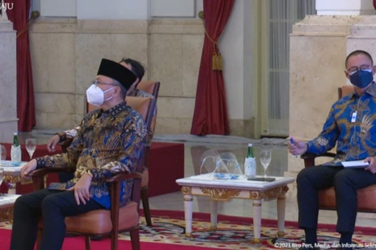 Ketua Umum PAN Zulkifli Hasan dan Sekjen PAN Eddy Soeparno saat mendengarkan paparan Presiden Joko Widodo pada pertemuan presiden dengan petinggi 7 partai di Istana Negara, Rabu (25/8/2021).