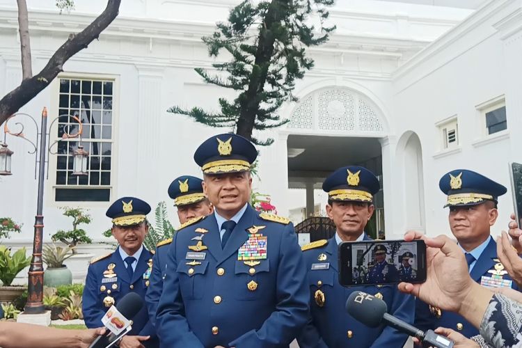 Kepala Staf Angkatan Udara (KSAU) Marsekal TNI Fadjar Prasetyo memberikan keterangan pers sebelum menghadiri pelantikan Marsekal Madya Tonny Harjono sebagai KSAU yang baru di Istana Negara, Jakarta, Jumat (5/4/2024).