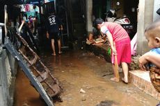 Banjir Surut, Warga Kebon Pala Bersihkan Rumah dari Lumpur