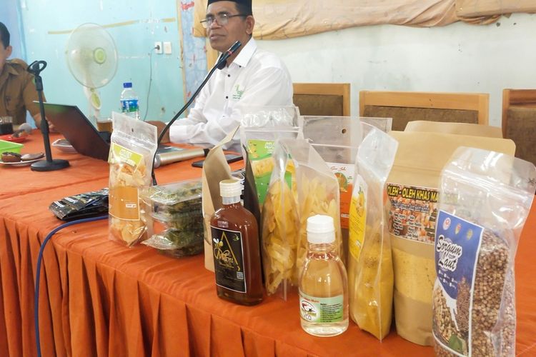 Produk-produk pangan di Kabupaten Manggarai Timur, Flores, NTT wajib memiliki sertifikat halal dalam produknya untuk dipasarkan, Selasa, (4/10/2022). (KOMPAS.com/MARKUS MAKUR)