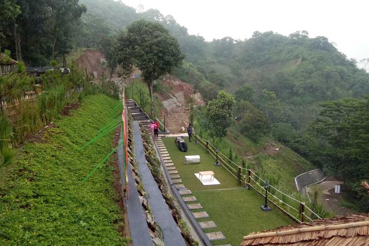 Saung Koffie Hideung memperkenalkan sensasi ngopi di atas awan, di Puncak Sempur, Desa Cintalaksana, Kecamatan Tegalwaru, Kabupaten Karawang, Jawa Barat.