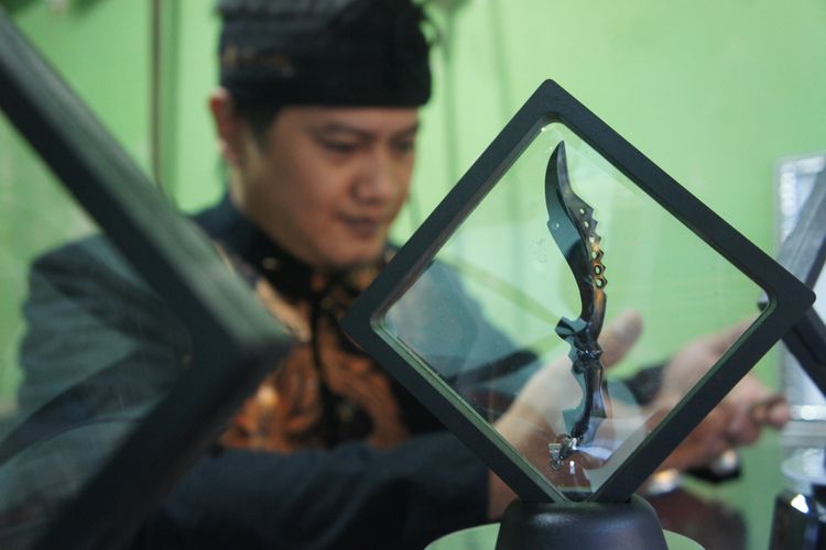 Batu akik berbentuk Kujang buatan Kijang Natandang, Perumnas BTJ Blok T Nomor 490, Desa Sukaharja  Kecamatan Telukjambe Timur, Kabupaten Karawang, Senin (18/06/2019).