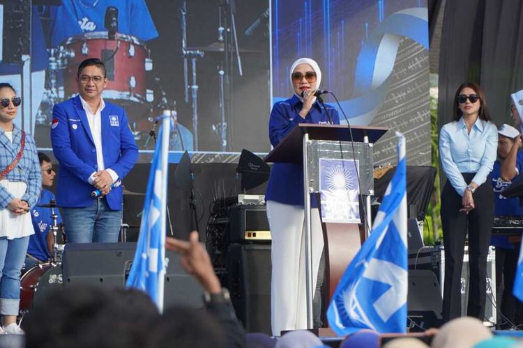Widya Pratiwi Ismail, istri gubernur Maluku Murad Ismail resmi mendeklarasikan diri untuk maju sebagai calon Anggota DPR RI dari Partai Amanat Nasional (PAN). Acara deklarasi berlangsung di Lapangan Merdeka Ambon, Sabtu (17/6/2023)