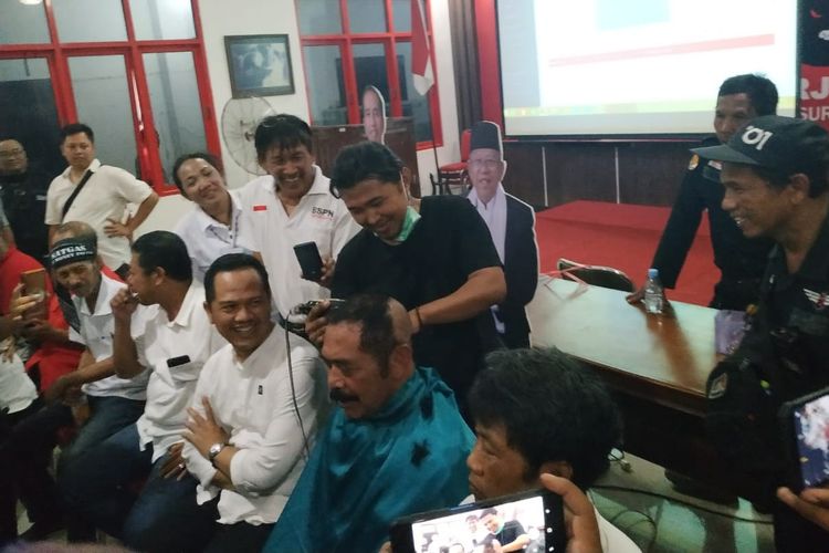 Ketua DPC PDI Perjuangan yang juga menjabat Wali Kota Surakarta, FX Hadi Rudyatmo mencukur gundul rambutnya di Kantor DPC PDI Perjuangan Brengosan, Purwosari, Laweyan, Solo, Jawa Tengah, Rabu (17/4/2019).