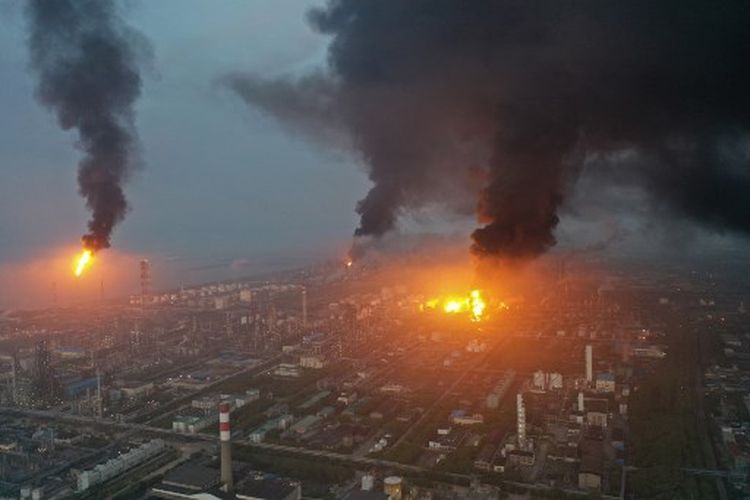 Foto udara yang diambil pada 18 Juni 2022 ini menunjukkan kebakaran besar di pabrik Petrokimia Sinopec Shanghai di distrik Jinshan, Shanghai. 