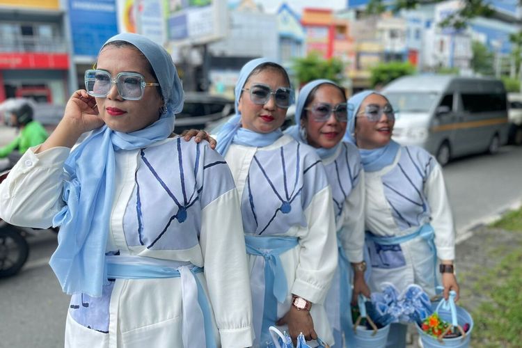 Sekelompok emak-emak di Balikpapan terinspirasi dari Citayam Fashion Week dan melakukan hal yang sama di Simpang Balikpapan Baru