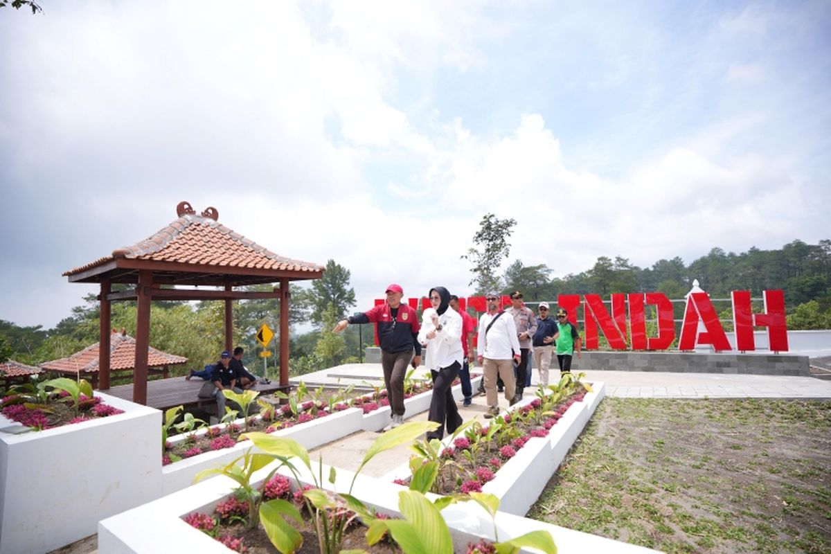 Bupati Klaten Sri Mulyani meresmikan destinasi wisata Deles Indah yang telah direvitalisasi di Desa Sidorejo, Kemalang, Kabupaten Klaten, Jawa Tengah, Sabtu (21/12/2024). 