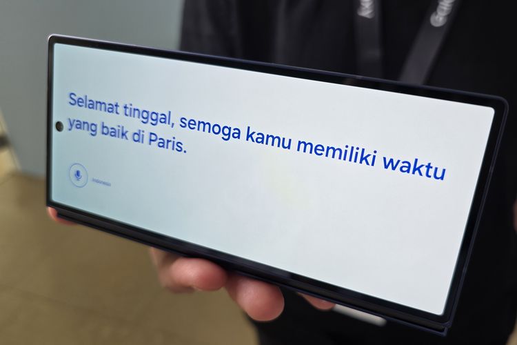 Fitur Interpreter di Galaxy AI Samsung Galaxy Z Fold 6 mendapatkan pembaruan dengan hadirnya dua opsi baru, yakni conversation mode dan listening mode. Yang menarik, kini, tampilan Interpreter lebih intuitif karena bisa ditampilkan di layar sekunder sekaligus di layar utama.