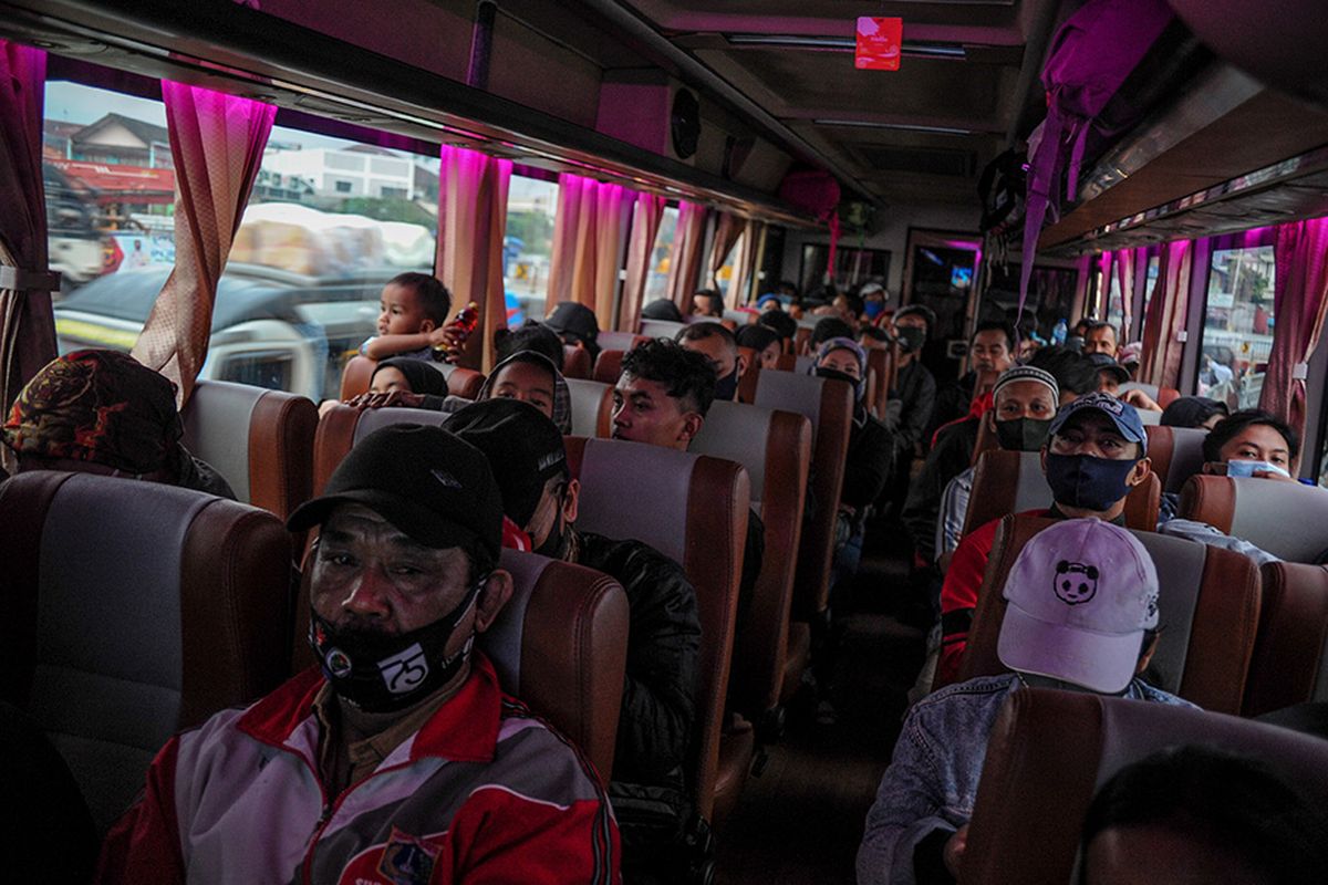 Penumpang bus tujuan Jakarta menunggu keberangkatan di terminal bayangan Gerbang Tol Cileunyi, Kabupaten Bandung, Jawa Barat, Minggu (1/11/2020). Kepala Bagian Operasi Korps Lalu Lintas Polri Komisaris Besar Rudi Antariksawan mengatakan, puncak arus balik libur panjang cuti bersama menuju Jakarta di berbagai daerah akan terjadi pada Minggu (1/11/2020) malam ini.