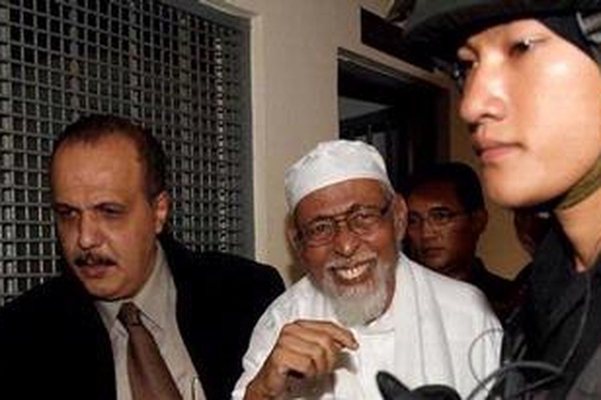 Terdakwa yang diduga terlibat kegiatan pelatihan militer kelompok teroris di Pegunungan Jalin Jantho, Aceh Besar, Abu Bakar Baasyir, dikawal aparat di Pengadilan Negeri Jakarta Selatan, Kamis (10/2/2011). 