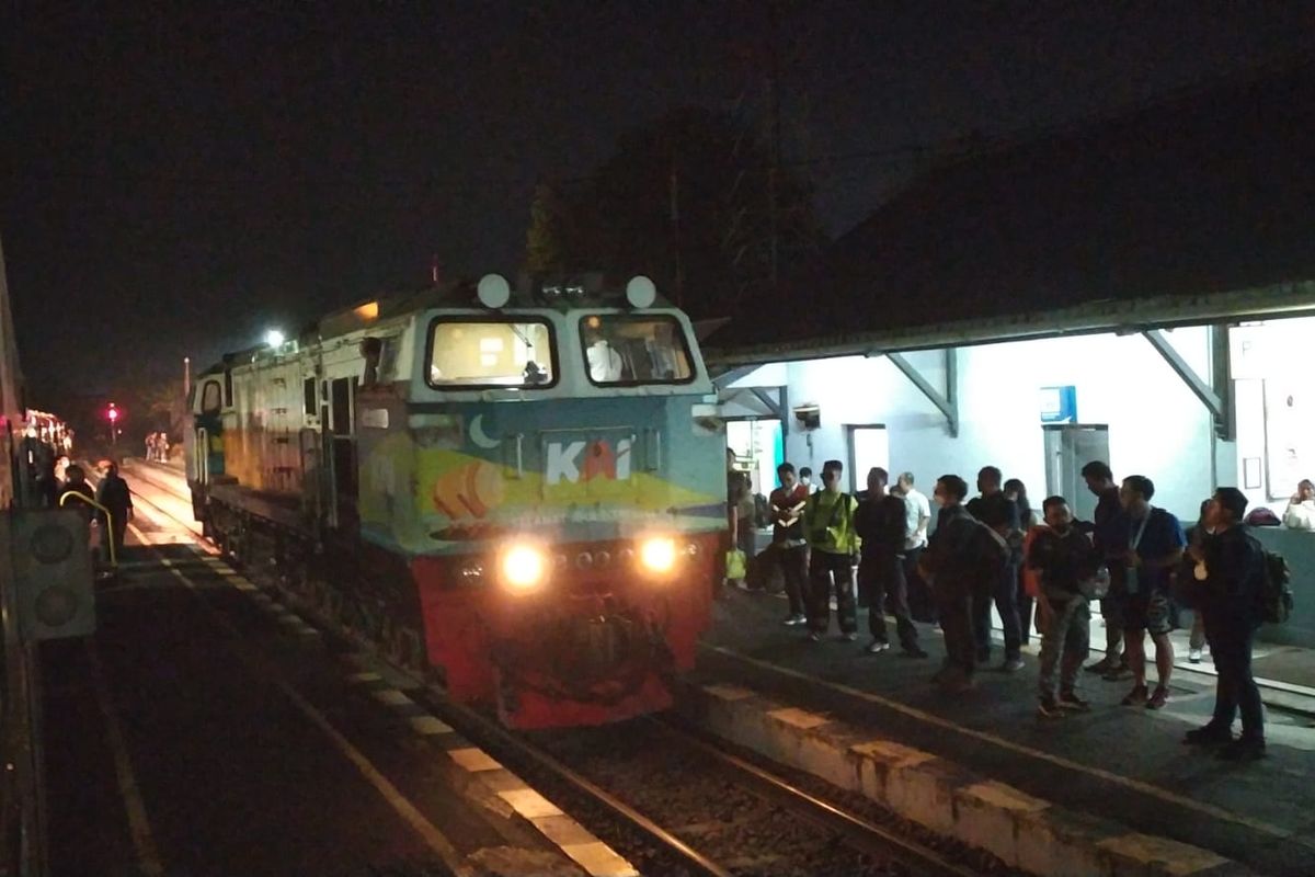 Penumpang kereta jurusan Bandung-Jakarta menunggu kepastian di Stasiun Plered, Purwakarta, Jawa Barat, Jumat (5/5/2023) malam, setelah petugas mengumumkan perjalanan kereta dihentikan karena longsor yang melumpuhkan jalur kereta dari dan menuju Bandung.