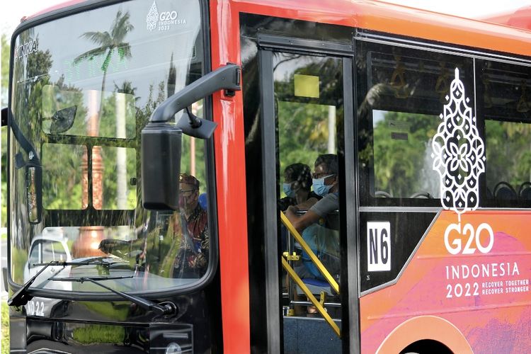 Logo gunungan KTT G20 di bus listrik. Penggunaan kendaraan listrik sebagai salah satu bentuk komitmen Indonesia dalam mendukung pembangunan berkelanjutan. Bus tersebut menjadi kendaraan antar jemput bagi delegasi selama acara Konferensi Tingkat Tinggi (KTT) G20 di Bali yang rencananya mulai digunakan pada 11-17 November 2022. 

