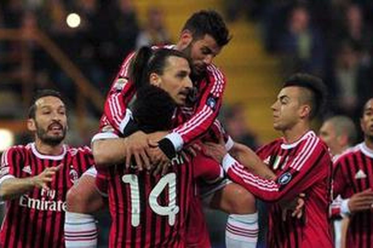 Pemain AC Milan merayakan gol pertama yang dicetak Zlatan Ibrahimovic (tengah) saat melawan Parma di Stadion Ennio Tardini, Sabtu (17/3/2012). Milan memenangi pertandingan tersebut dengan skor 2-0. 