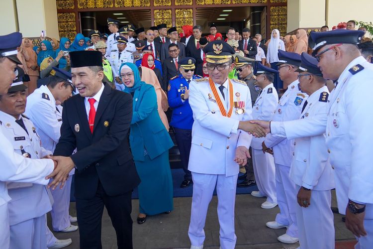 Wali Kota Padang Hendri Septa dan Wakil Wali Kota Padang Ekos Albar menyalami ASN Pemko Padang