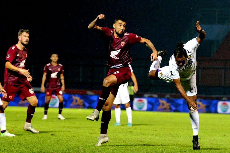 Pemain PSM Makassar Everton duel dengan pemain Persik Kediri saat pertandingan laga terakhir babak penyisihan Grup D Piala Presiden 2022 yang berakhir dengan skor 0-0 di Stadion Kanjuruhan Kepanjen, Kabupaten Malang, Minggu (19/6/2022) sore.