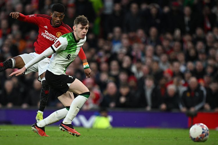 Gelandang Manchester United Amad Diallo (kiri) mencetak gol kemenangan di perpanjangan waktu pada pertandingan perempat final Piala FA Inggris antara Man United vs Liverpool di Old Trafford di Manchester, Inggris, pada 17 Maret 2024.