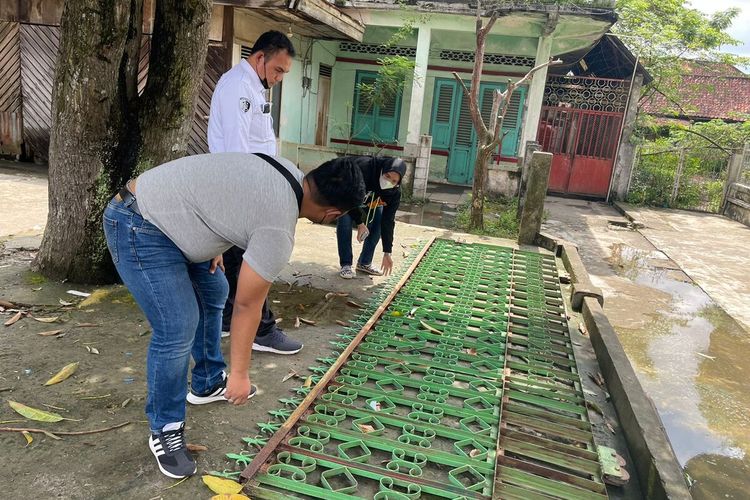 Petugas dari Inafis Polrestabes Palembang melakukan olah TKP di mana seorang bocah berusia 5 tahun tewas tertimpa pagar.
