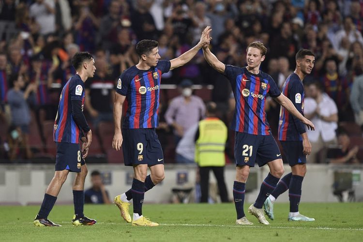 Para pemain Barcelona merayakan gol dalam laga lanjutan Liga Spanyol 2022-2023 kontra Villarreal. Laga Barcelona vs Villarreal yang digelar di Stadion Camp Nou pada Jumat (21/10/2022) dini hari WIB itu berakhir dengan skor 3-0 untuk kemenangan tim tuan rumah.