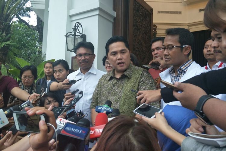 Ketua Tim Kampanye Nasional (TKN) Jokowi-Maruf, Erick Thohir, usai pertemuan di Resto Plataran, Kamis (18/4/2019). 