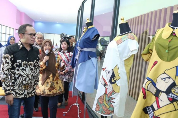 Menteri Ketenagakerjan melihat pelatihan di kejuruan fashion technology. 