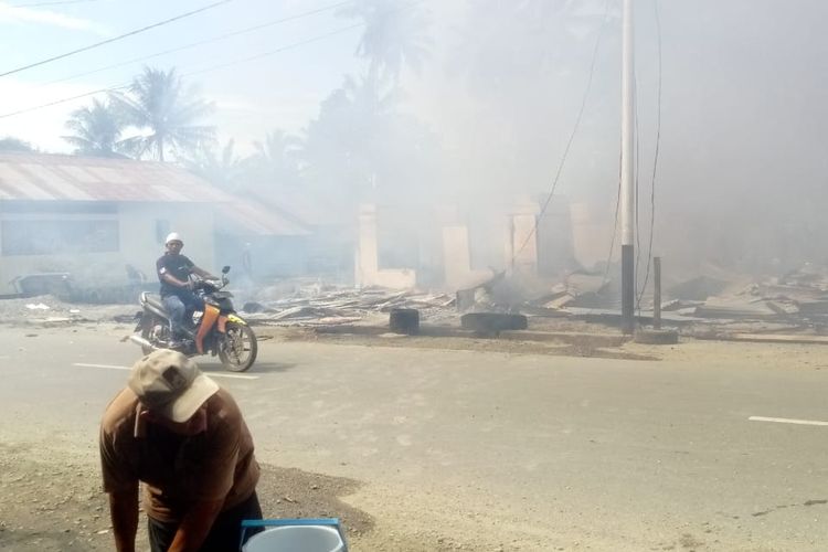 Kebakaran terjadi di Kabupaten Seram Bagian Barat, saat gempa magnitudo 6,8 mengguncang  Maluku, Kamis (26/9/2019).