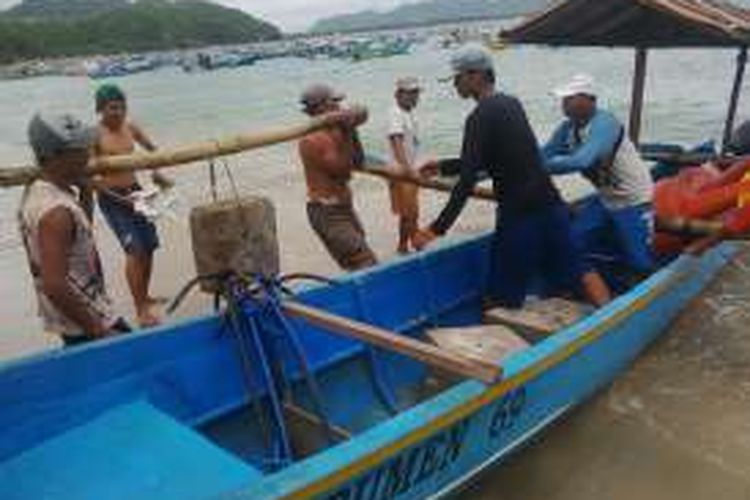 Aktivis pelestari pesisirmengangkut balok pengaman terumbu karang di Pantai Papuma Jember.