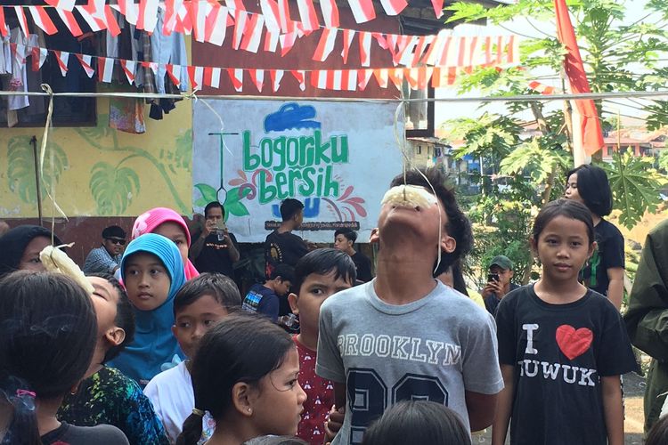 Perlombaan makan kerupuk yang diikuti oleh anak-anak remaja muda di Desa Mantarena Lebak, Kota Bogor, Sabtu  (17/08/2022).