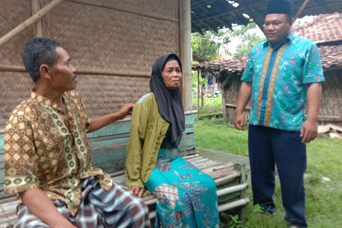 Sumiyatun (68) didampingi anaknya Hartoyo  ( duduk) dan Isnaini (berdiri) tokoh masyarakat desa setempat saat ditemui dirumahnya di  Dukuh Balong Kendal RT 05 RW 02 Desa Balerejo , Kecamatan Dempet , Kabupaten Demak, Jawa Tengah , Kamis (13/2/2020)
