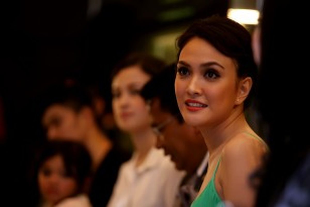 Pemain film, Nyimas Shandy Aulia atau Shandy Aulia saat ditemui pada konferensi pers perubahan judul film Samudra Hotel menjadi 308 di Kantor Soraya Film, Kebon Sirih, Jakarta Pusat, Rabu (15/5/2013). Hit Maker Studio memproduksi sebuah film bergenre thriller horor yang diangkat dari cerita legendaris. 