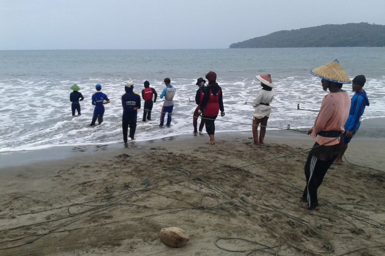 Nelayan jaring ered sedang menarik jaring di Pantai Timur Pangandaran, Jawa Barat, Selasa (1/1/2019)