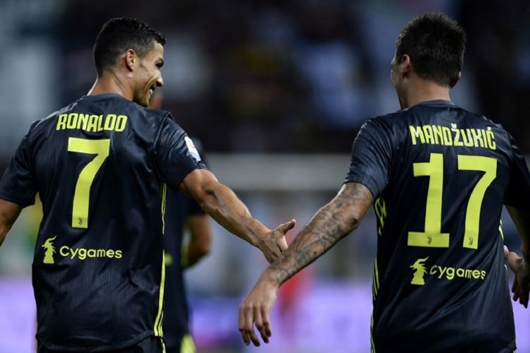 Cristiano Ronaldo dan Mario Mandzukic merayakan gol Juventus ke gawang Parma pada pertandingan Serie A di Stadion Ennio Tardini, 1 September 2018. 