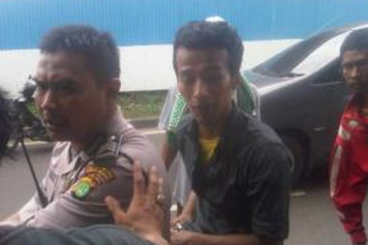 Rahman (22) digelandang polisi setelah tepergok mencuri kotak amal di masjid sekitar Stasiun Palmerah, Tanah Abang, Jakarta Pusat, Jumat (13/12/2013) siang.