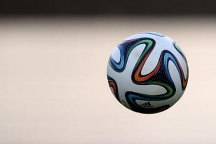 Bola resmi Piala Dunia Brasil 2014 diberi nama Brazuca.