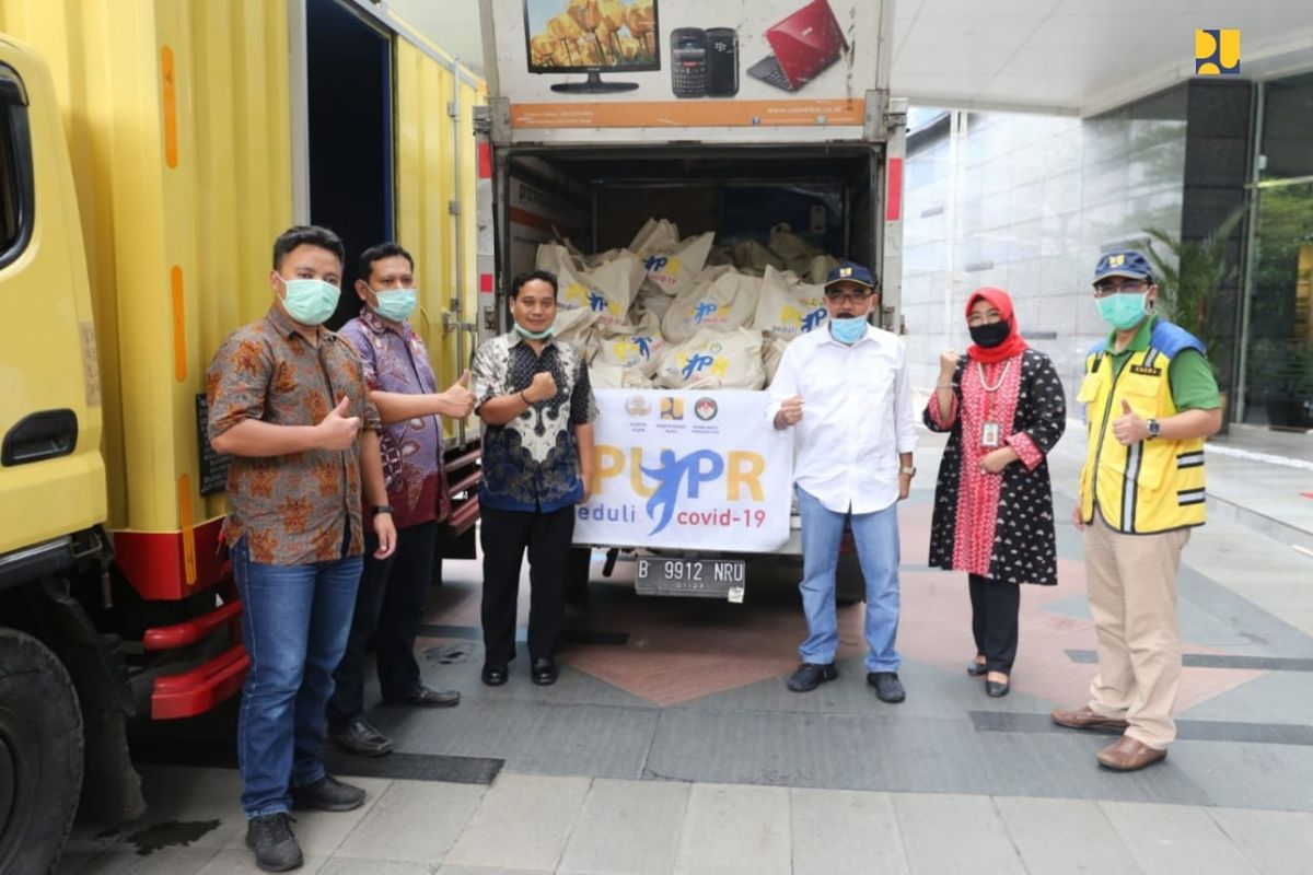 Penyerahan 200 kantong sembako untuk para pemangkas rambut yang tergabung dalam Persaudaraan Pemangkas Rambut Garut (PPRG), Kementerian PUPR, Jakarta, Sabtu (9/5/2020).