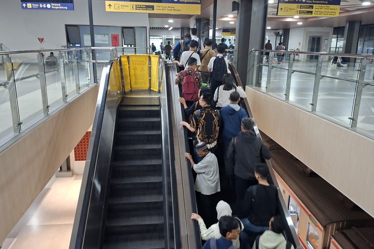 2 Eskalator Stasiun Tanah Abang dalam Perawatan, Penumpang KRL Antre Panjang dan Berdesakan