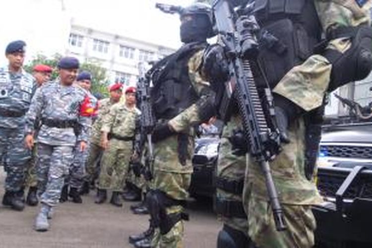 Panglima Koarmabar Laksamana Muda TNI Taufiq (dua dari kiri) saat gelar pasukan untuk mengawal Konferensi Asia Afrika di Lapangan Arafuru, Mako Armabar, Jakarta Pusat, Sabtu (18/4/2015).