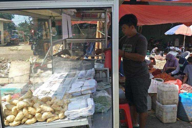 Pedagang gorengan di Pasar Baru, Juanda, Bekasi, Jumat (6/3/2020).