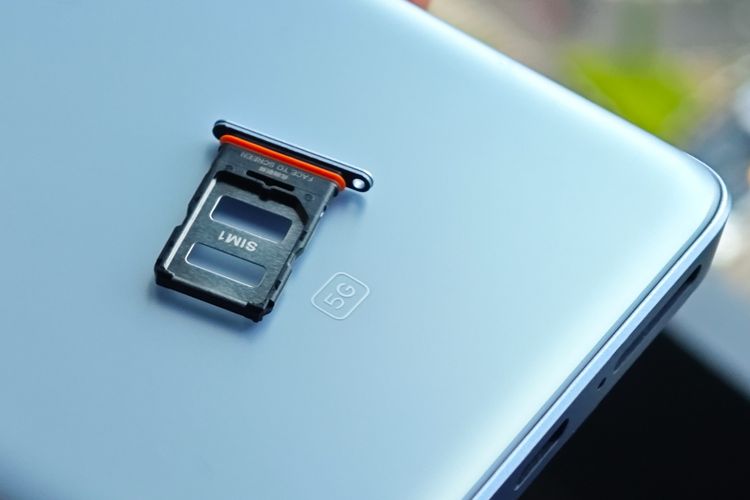 Laci SIM Xiaomi Redmi Note 13 Pro Plus 5G bisa memuat dua kartu nano SIM, tapi tak ada tempat untuk kartu memori microSD.