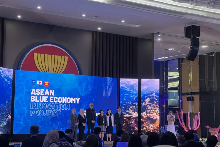 Proyek ASEAN Blue Economy Innovation (Inovasi Ekonomi Biru ASEAN) resmi diluncurkan oleh Sekretaris Jenderal (Sekjen) ASEAN Kao Kim Hourn bersama Kepala Perwakilan United Nations Development Programme (UNDP) Indonesia Satvinder Singh di Kantor Sekretariat ASEAN, Jakarta, Selasa (14/5/2024).
