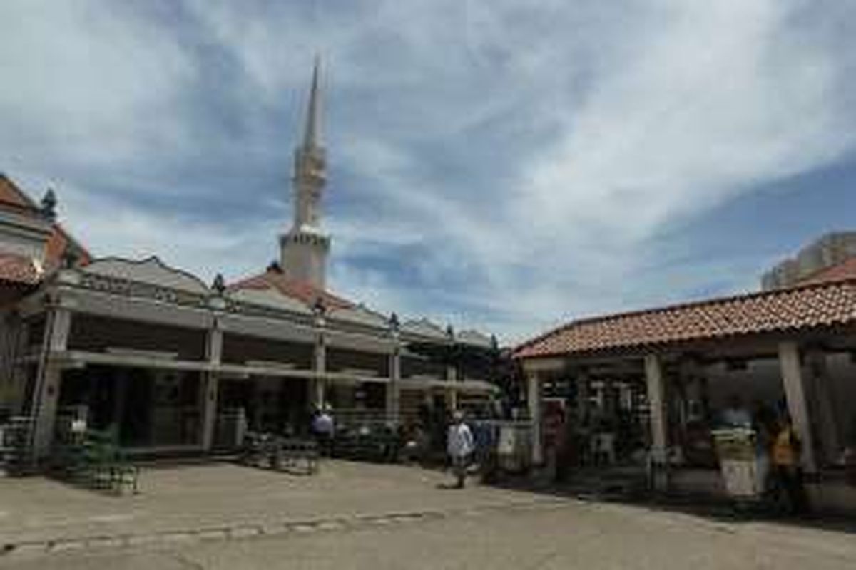 Warga datang untuk menunaikan shalat Jumat di Masjid Keramat Luar Batang, Penjaringan, Jakarta Utara, Jumat (8/4/2016). Di masjid ini terdapat makam seorang ulama bernama Al Habib Husein bin Abubakar Alaydrus yang meninggal pada 24 Juni 1756.