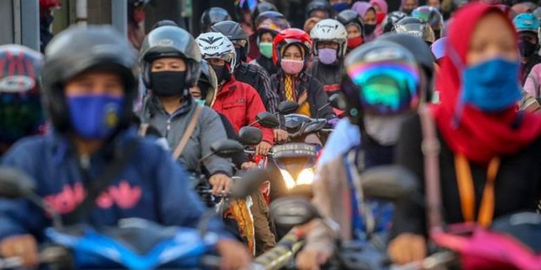 Sejumlah buruh pabrik pulang kerja di kawasan Cikupa, Kabupaten Tangerang, Banten, Jumat (17/4). Center of Reform on Economics memperkirakan jumlah pengangguran terbuka pada kuartal II 2020 akan bertambah 4,25 juta orang akibat pandemi COVID-19. 