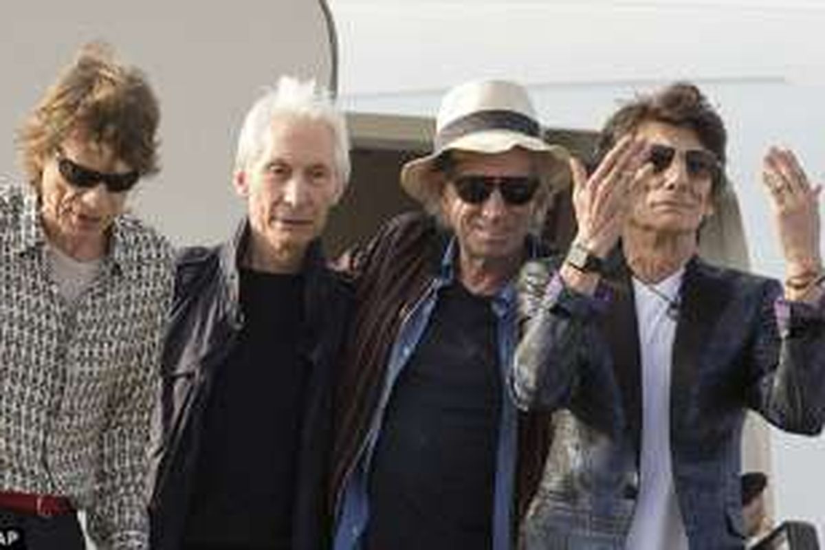 (Dari kiri ke kanan) Mick Jagger, Charlie Watts, Keith Richards, dan Ronnie Wood, tiba di bandara Jose Marti, Havana, Kuba, Kamis (24/3/2016). 