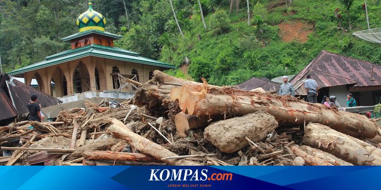 Banjir Bandang Di Mandailing Natal Kayu Berserakan Batu Besar Bertumpuk Di Sana Sini
