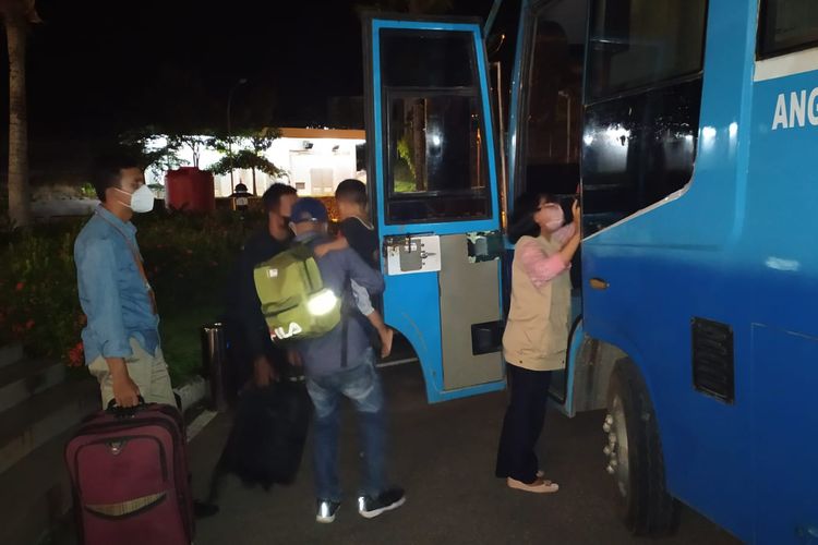 Sebanyak 124 warga negara Indonesia dideportasi dari Sarawak, Malaysia, karena tidak mengantongi paspor dan visa kerja (permit). 