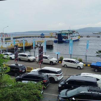 Antrean kendaraan di Pelabuhan Ketapang Banyuwangi 