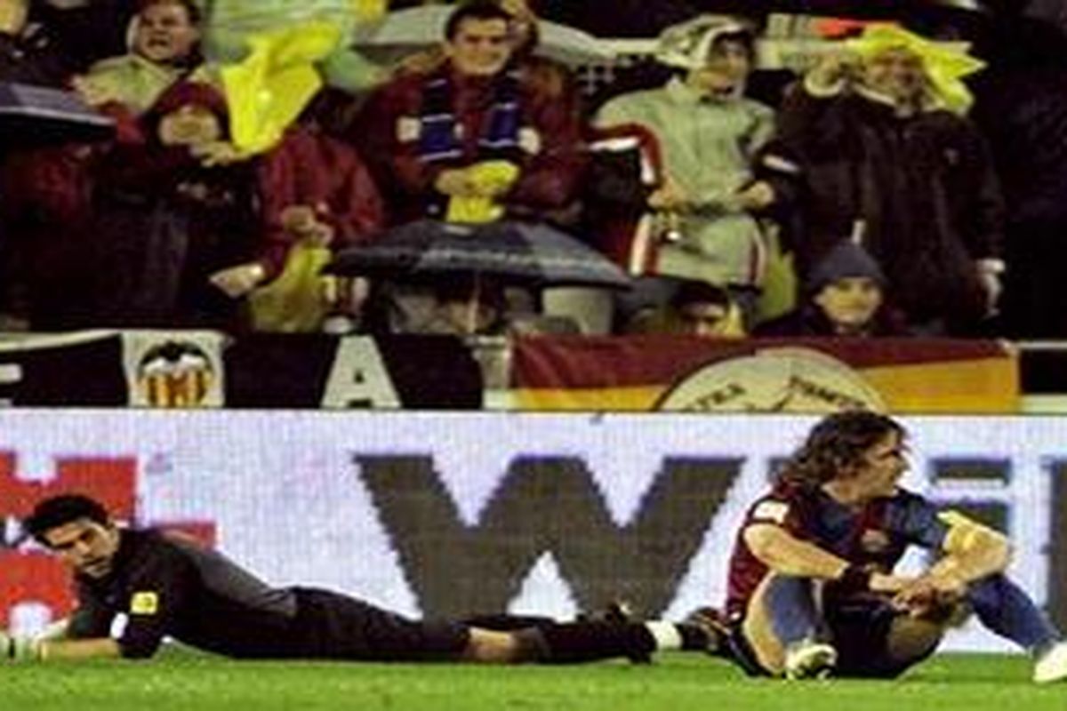 Kiper Barcelona, Victor Valdes (kiri), dan defender Carles Puyol, kemungkinan sudah bisa tampil lawan Arsenal di leg kedua babak 16 besar Liga Champions.