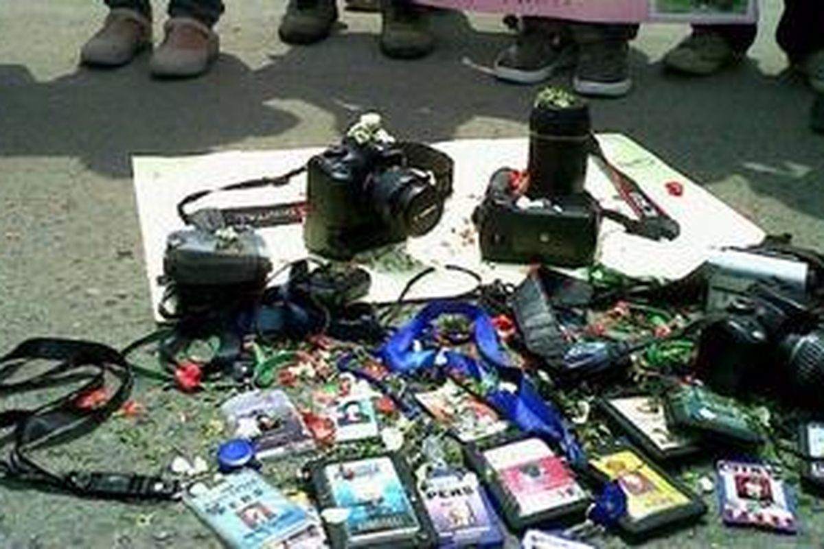 Aksi keprihatinan wartawan Bekasi di depan Mega Bekasi Hypermall, Kota Bekasi, Rabu (17/10/2012). Keprihatinan dan kecaman terkait kekerasan oleh anggota TNI Angkatan Udara terhadap wartawan yang meliput pesawat Hawk jatuh di Riau.