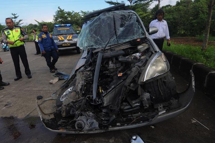 Honda CR-V ringsek akibat menabrak bagian belakang truk di Boyolali