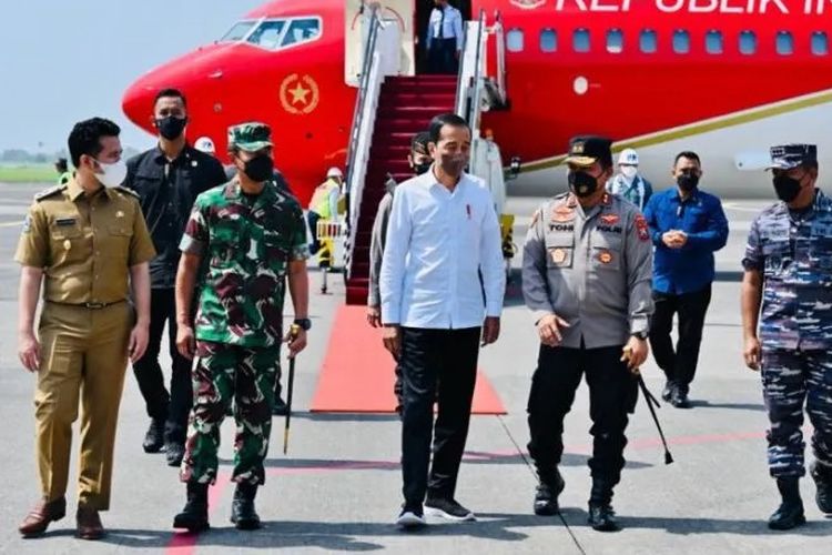 Presiden RI Joko Widodo (tengah) mendarat di Bandara Internasional Juanda, Surabaya, Jawa Timur, Jumat (4/11/2022), dalam rangka kunjungan kerja ke Mojokerto. (ANTARA/HO-Biro Pers Sekretariat Presiden)